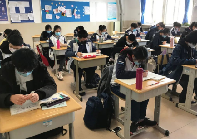 打破傳統講堂壁壘讓師友合作成為提升教學質量的核心引擎